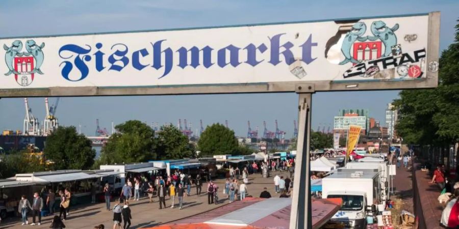 Der Hamburger Fischmarkt meldet sich zurück. Foto: Daniel Bockwoldt/dpa
