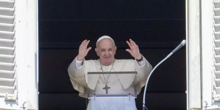 Papst Franziskus grüsst Menschen auf dem Petersplatz. Foto: Andrew Medichini/AP/dpa