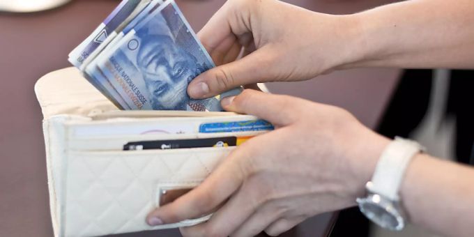 Junge Erwachsene in der Deutschschweiz haben offenbar mehr übrig im Portmonnaie, als Junge in der Romandie. Geld