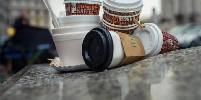 2,8 Milliarden Einweg-Kaffeebecher werden in Deutschland pro Jahr weggeworfen. Foto: Gregor Fischer becher