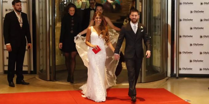 Lionel Messi mit seiner Ehefrau Antonella Rocuzzo. Lionel Messi Ehefrau