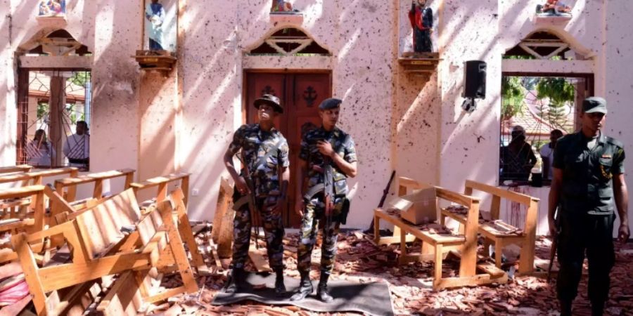 Soldaten in der Kirche St. Sebastian in Negombo bei Colombo