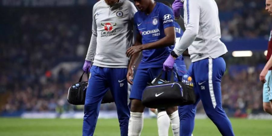 Chelseas Callum Hudson-Odoi (2.v.l) wird humpelnd vom Spielfeld geführt. Foto: Adam Davy/PA Wire/dpa