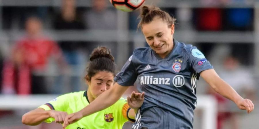 Barcelonas Marta Torrejon (l) und Lina Magull vom FC Bayern im Kopfballduell um den Ball. Foto: Matthias Balk