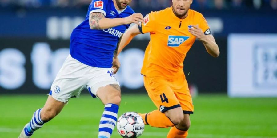 Der Schalker Guido Burgstaller (l) im Laufduell mit Ermin Bicakcic. Foto: Rolf Vennenbernd