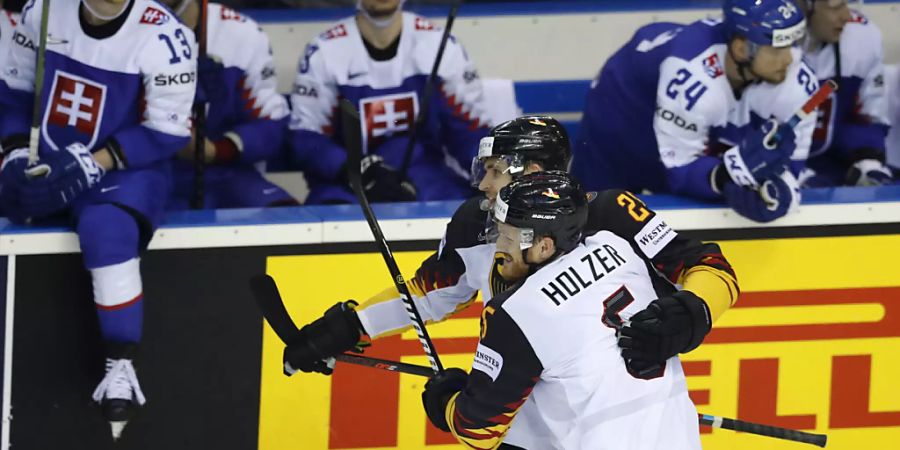 Das Tor vor diesem deutschen Torjubel durch Leon Draisaitl 27 Sekunden vor Schluss zum 3:2 gegen die Slowakei kostete die Slowaken (im Hintergrund) das Weiterkommen an der Heim-WM