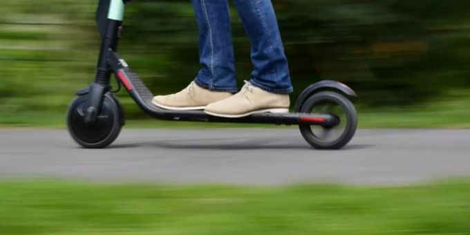 Geht es nach den Freisinnigen, soll der Langsamverkehr wie E-Scooter attraktiverer gemacht werden. E-Scooter