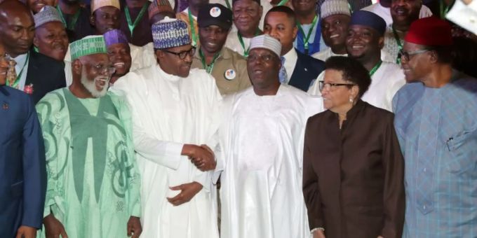 Präsident Buhari (l.) gibt Rivale Abubakar die Hand Präsident Buhari (l.) gibt Rivale Abubakar die Hand