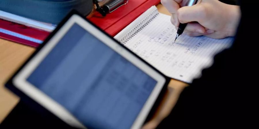 Komplett ausgestattet: Ein Schüler mit Tablet, Stift und Papier im Matheunterricht. Foto: Britta Pedersen
