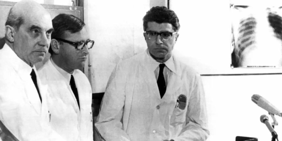 Die Chirurgen Professor Dr. Zenker, Werner Rudolph und Werner Klinner bestätigen, dass am 13.2.1969 die erste Herztransplantation in der Bundesrepublik durchgeführt wurde.Foto: Klaus Heirler/Archiv