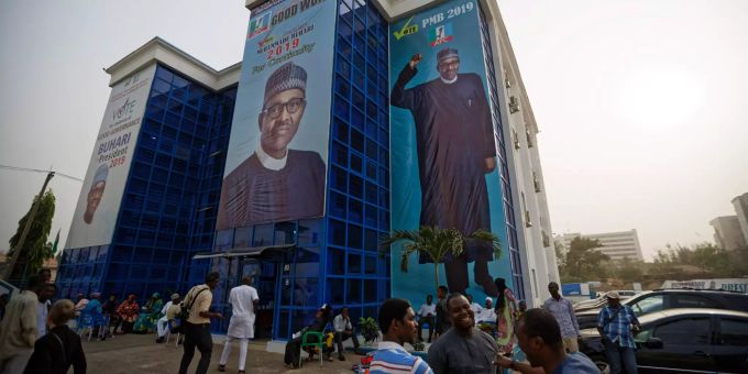 Banner zeigen den amtierenden nigerianischen Präsidenten Muhammadu Buhari an einem Gebäude. Banner an einem Gebäude.