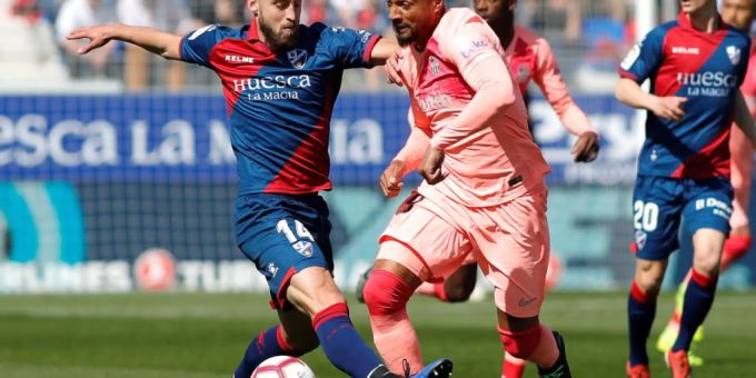 Kein Durchkommen für Barcelona und Kevin-Prince Boateng (in Rosa) gegen Huesca Kein Durchkommen für Barcelona und Kevin-Prince Boateng (in Rosa) gegen Huesca