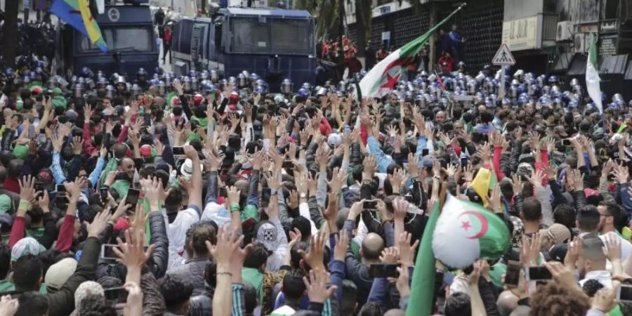 Konfrontation: Demonstranten und Sicherheitskräfte bei einer Demonstration in Algier. Foto: Farouk Batiche