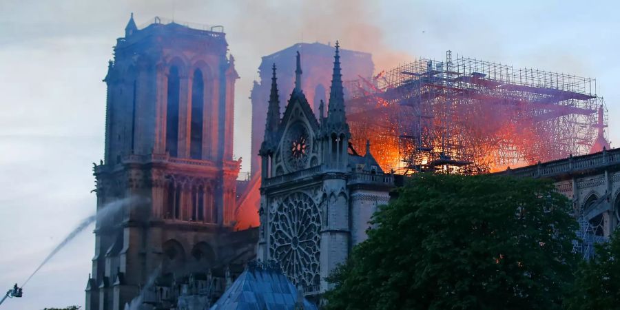 Notre Dame brennt