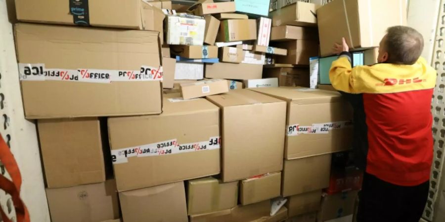 DHL-Mitarbeiter entlädt Paket-Laster