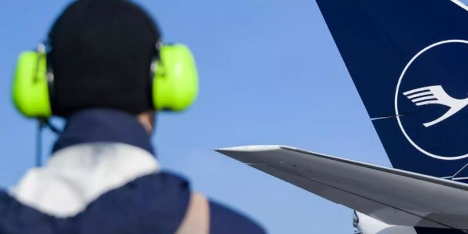 Am Frankfurter Flughafen fielen wegen der Software-Panne am Dienstag 54 von rund 1350 geplanten Verbindungen aus. Betroffen sind vor allem Lufthansa-Kunden. Foto: Axel Heimken Am Frankfurter Flughafen fielen wegen der Software-Panne am Dienstag 54 von rund 1350 geplanten Verbindungen aus. Betroffen sind vor allem Lufthansa-Kunden. Foto: Axel Heimken