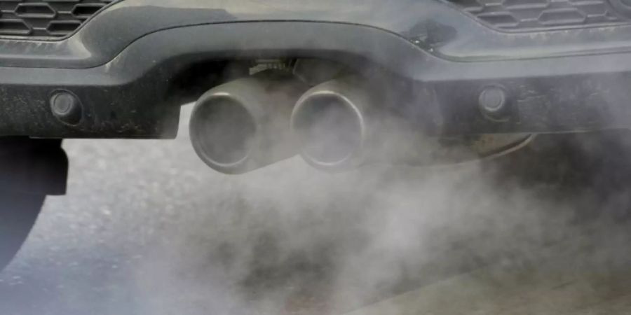 Abgase aus dem Auspuff eines Autos