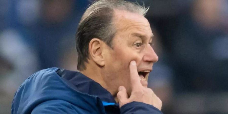Schalkes Interims-Trainer Huub Stevens will Mittelfeldspieler Nabil Bentaleb eine neuen Chance geben. Foto: Bernd Thissen