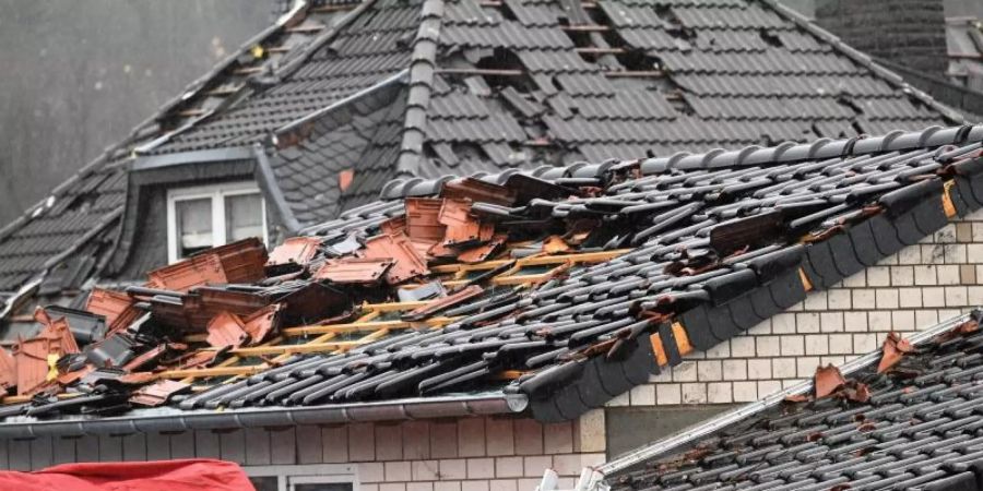 In der Eifel-Gemeinde Roetgen südlich von Aachen gehen jetzt das Aufräumen und die Reparatur der beschädigten Häuser los. Foto: Henning Kaiser