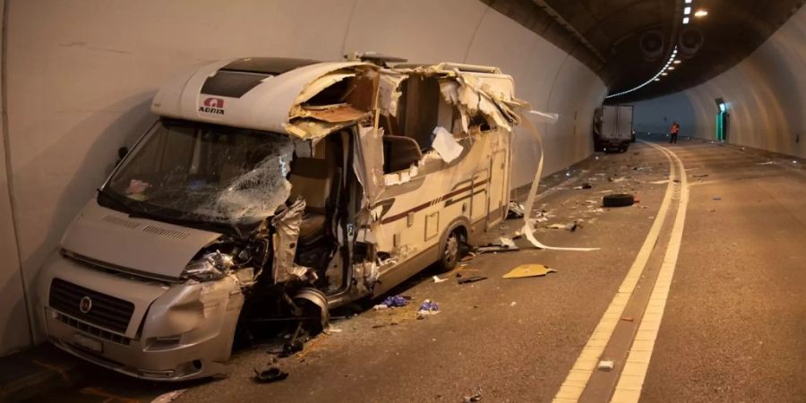 Aus diesem schwer beschädigten Wohnmobil ist eine 68-jährige Zürcherin leicht verletzt geborgen worden. Ihr Beifahrer blieb gar unverletzt.