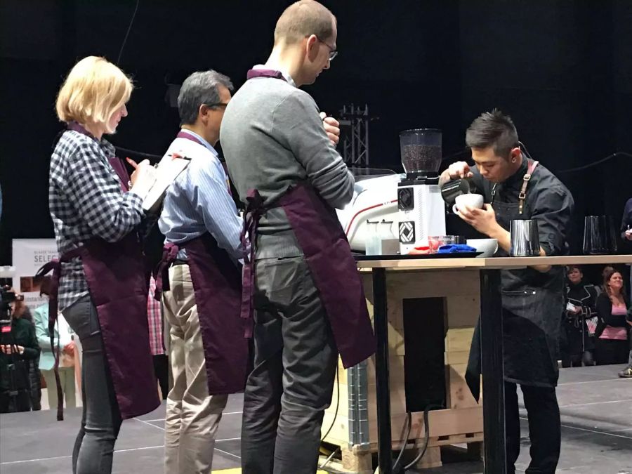 Der Titelverteidiger in der Kategorie «Latte Art» versucht die Jury in der Vorrunde mit einem Wiesenhase zu überzeugen.