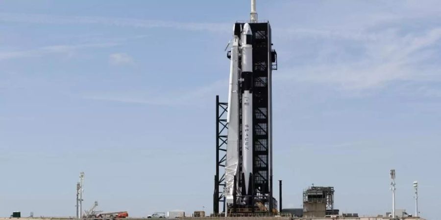 Eine startbereite Rakete der Firma SpaceX vom Typ «Falcon 9» steht auf Pad 39A im Kennedy Space Center. Foto: John Raoux/AP