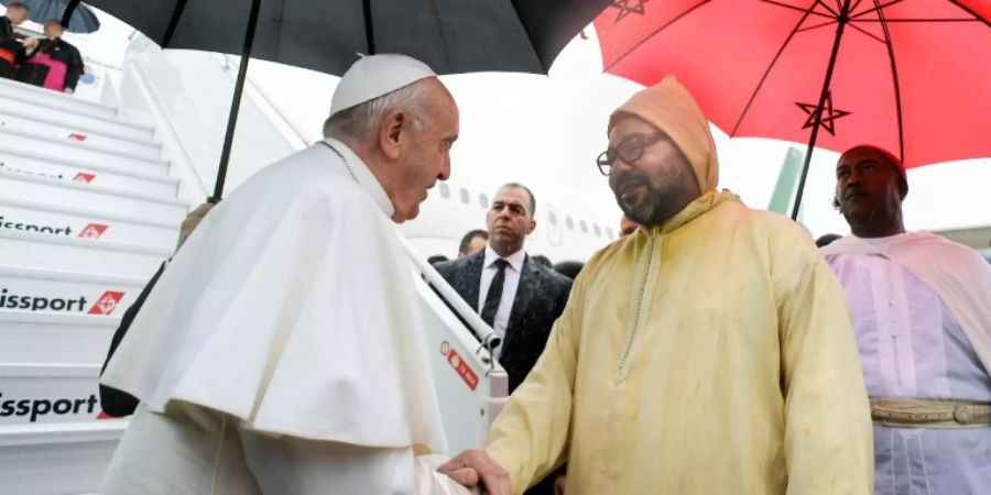 König Mohammed VI. begrüsst den Papst in Marokko