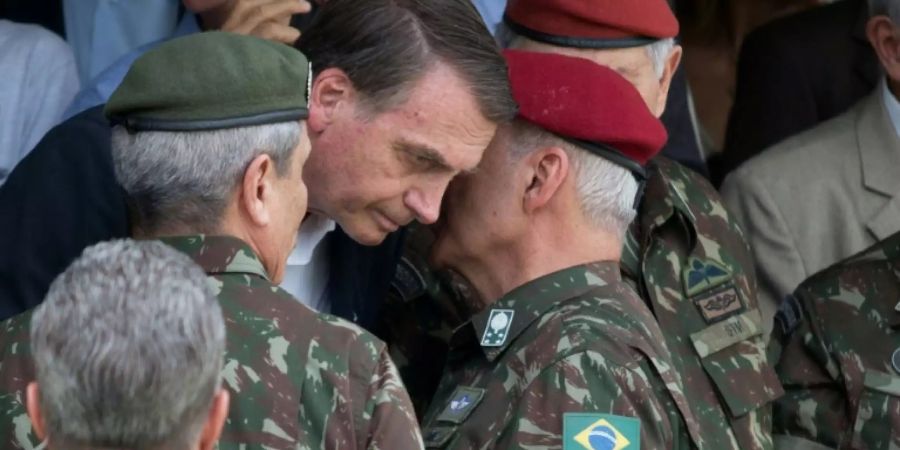 Bolsonaro (M.) bei einer Militärzeremonie in Rio