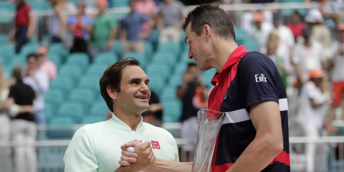Roger Federer erhält nach seinem Sieg in Miami, Gratulationen von Gegner John Isner. Roger Federer John Isner