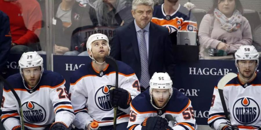 Todd McLellan (M.) wird nun Cheftrainer in Los Angeles. Foto: Michael Ainsworth/FR171389 AP