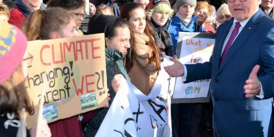 Bundespräsident Steinmeier mit Schülern die in Neumünster gegen den Klimawandel demonstrieren. Foto: Carsten Rehder