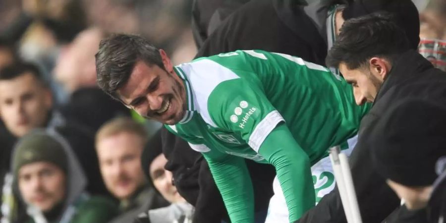 Fin Bartels wurde nach dem Schlusspfiff von den Werder-Fans gefeiert. Foto: Carmen Jaspersen
