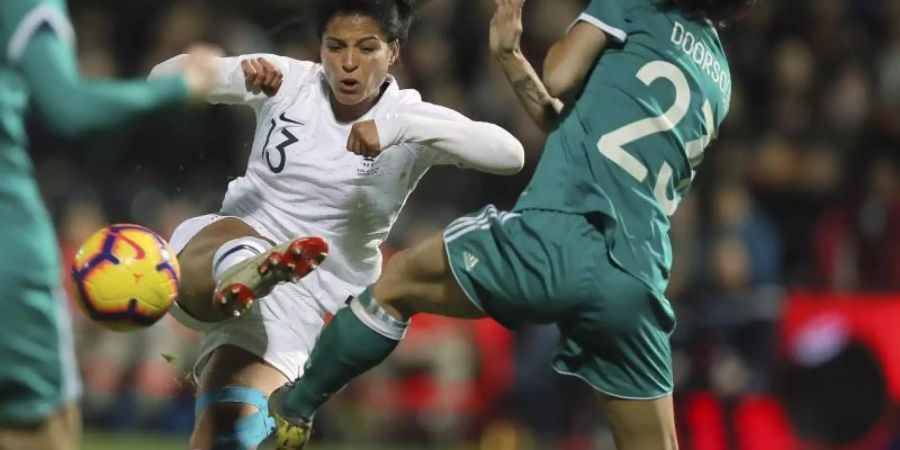 Frankreichs Valerie Gavin und die Deutsche Sara Doorsoun Khajeh (r) im Kampf um den Ball. Foto: David Vincent/AP