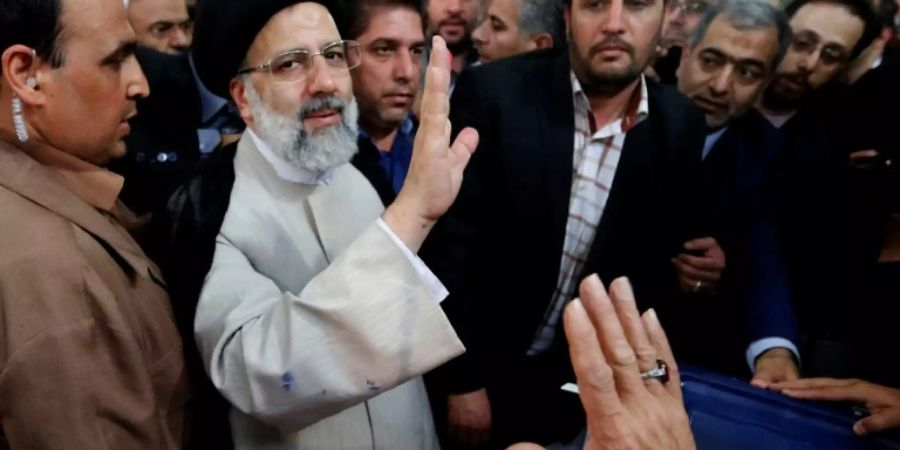 Der iranische Geistliche Ebrahim Raisi (2.v.l.)