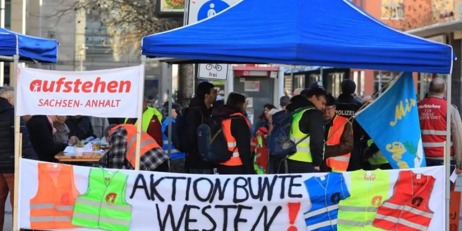 In vielen Städten gehen Demonstranten in gelben, roten oder andersfarbigen Westen für eine neue Politik auf die Strasse. Foto: Peter Gercke