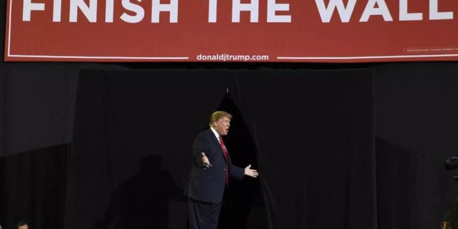 Donald Trump will mit dem Ausrufen des Nationalen Notstandes eines seiner zentralen Wahlkampfversprechen finanzieren. Foto: Susan Walsh/AP