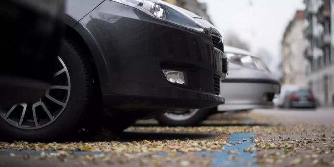 Zwei Autos auf einem Parkplatz. Zwei Autos auf einem Parkplatz.