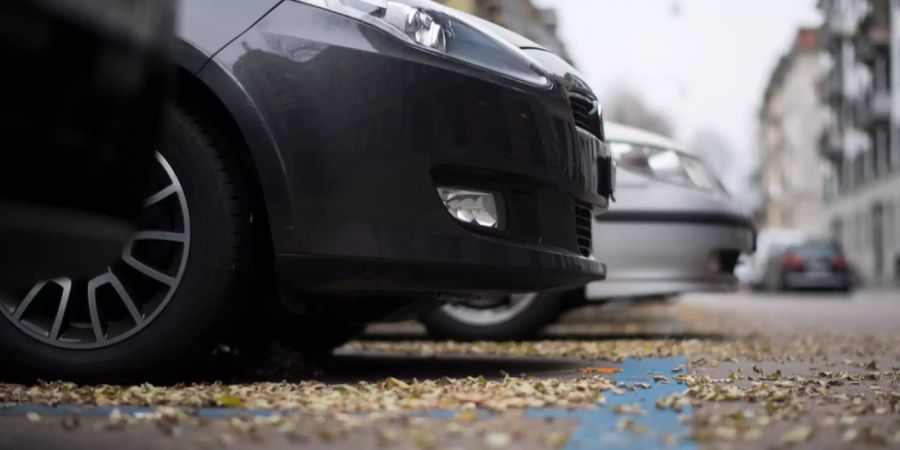 Zwei Autos auf einem Parkplatz.