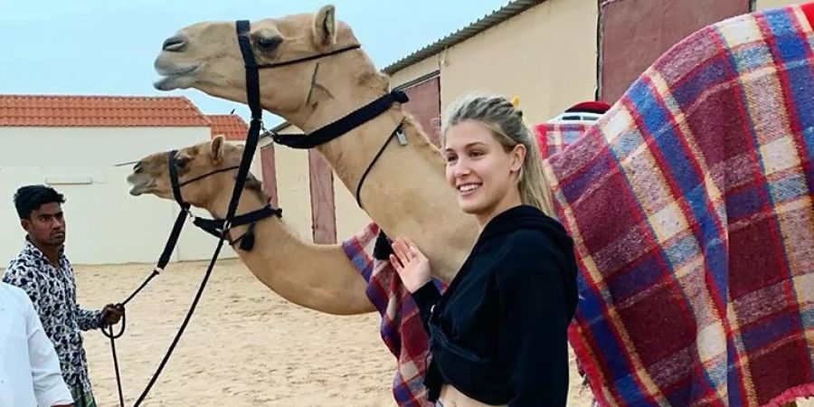 Eugenie Bouchard posiert mit einem Kamel.