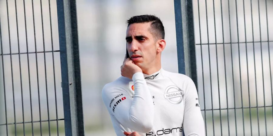 Sebastien Buemi tätigt einen Anruf.