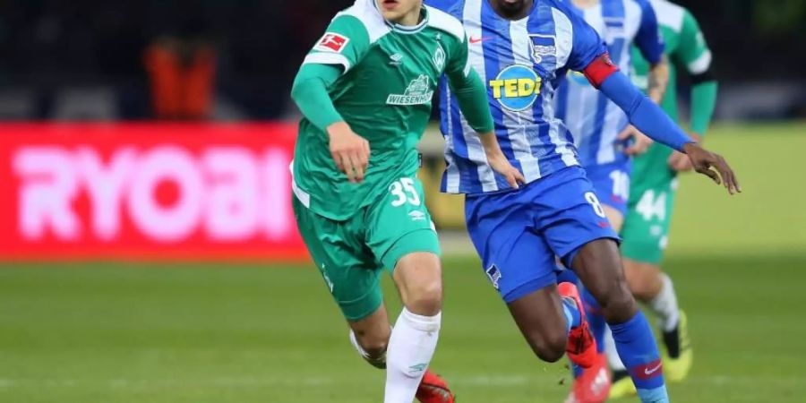 Bremens Maximilian Eggestein (l) kämpft mit Herthas Salomon Kalou um den Ball. Foto: Andreas Gora