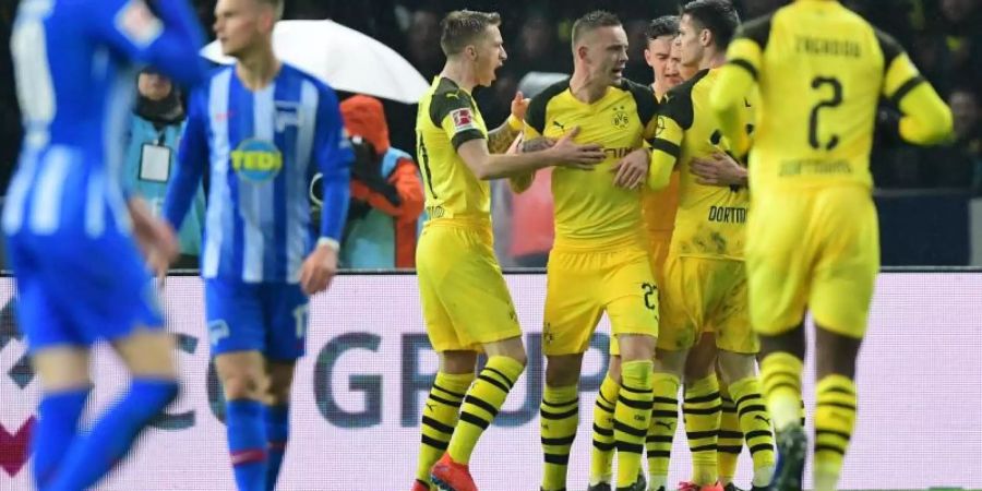 Dortmunds Spieler bejubeln den späten Siegtreffer zum 3:2 durch Marco Reus. Foto: Soeren Stache