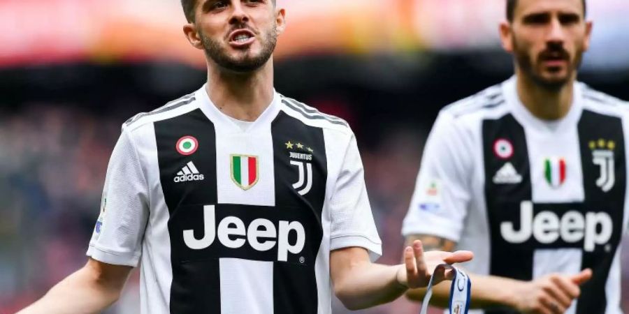 Miralem Pjanic (l) und Leonardo Bonucci von Juventus Turin hadern mit der Niederlage im Spiel gegen Genua. Foto: Simone Arveda/ANSA