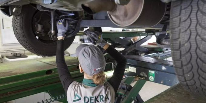 Eine Kfz-Ingenieurin kontrolliert in einer Dekra-Werkstatt ein Fahrzeug. Die Dekra steigt in den Markt der Hauptuntersuchungen in China ein. Foto: Christoph Schmidt Eine Kfz-Ingenieurin kontrolliert in einer Dekra-Werkstatt ein Fahrzeug. Die Dekra steigt in den Markt der Hauptuntersuchungen in China ein. Foto: Christoph Schmidt