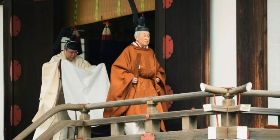 Kaiser Akihito beim Verlassen der Kashikodokoro-Stätte