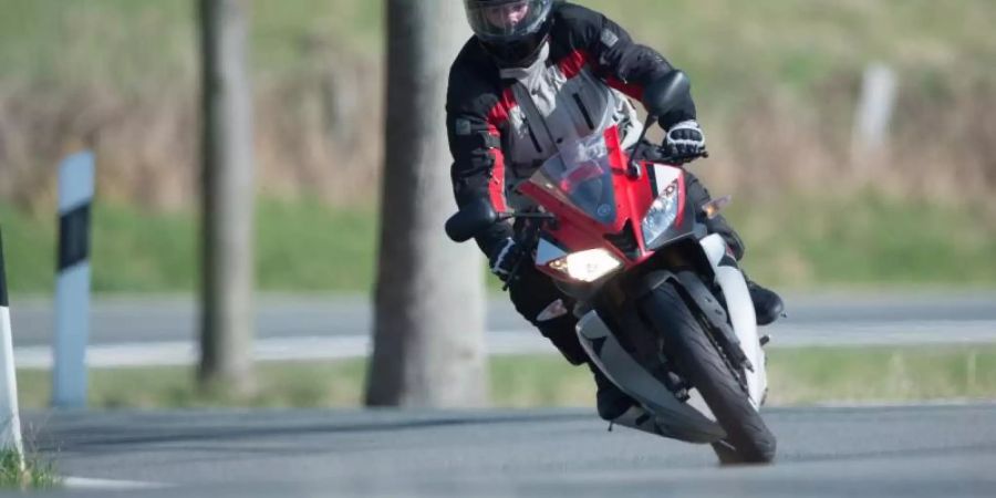 Aufkleber auf dem Motorradhelm können die Schutzfunktion mindern. Foto: Swen Pförtner