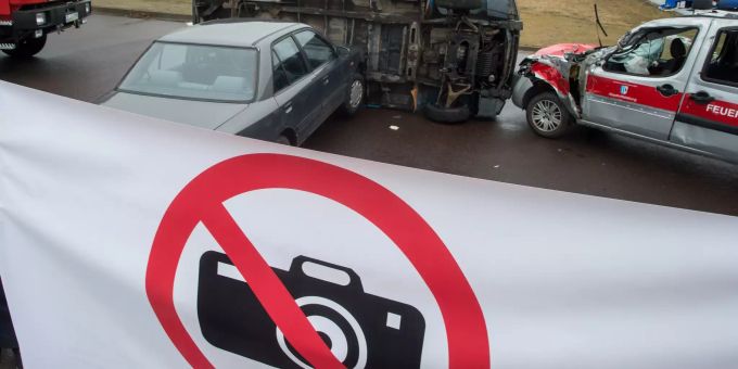 Die Polizei kämpft immer wieder gegen Gaffer (Symbolbild). leiche polizist