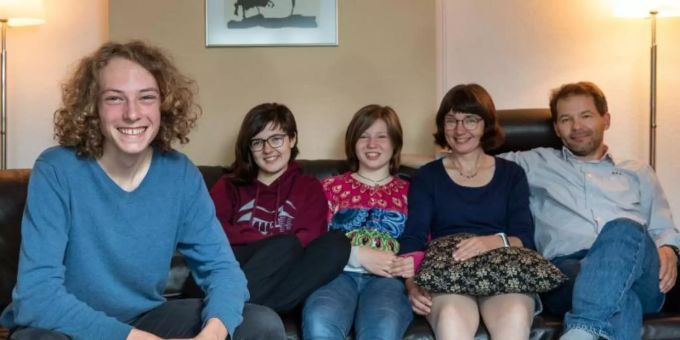 Austauschschüler Louis Matthey (l-r) aus der Schweiz mit seiner Gastfamilie, Clara, Eva, Anja und Jens Ehrhardt. Foto: Robert Michael Austauschschüler Louis Matthey (l-r) aus der Schweiz mit seiner Gastfamilie, Clara, Eva, Anja und Jens Ehrhardt. Foto: Robert Michael
