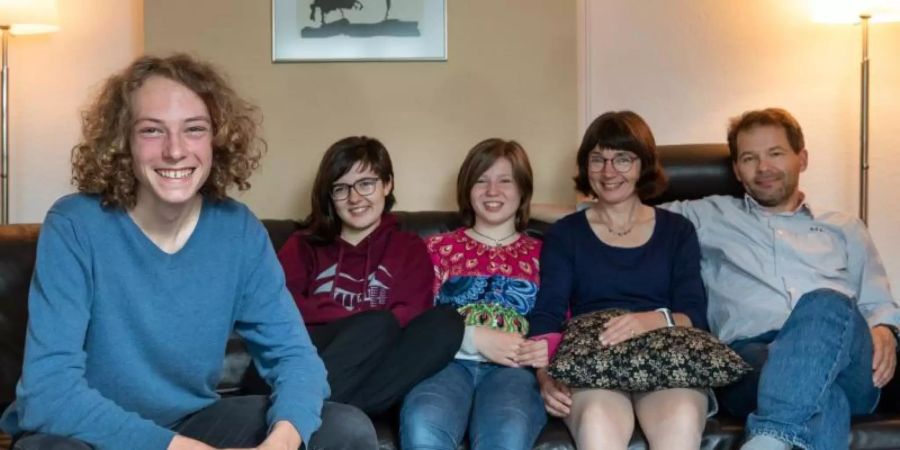 Austauschschüler Louis Matthey (l-r) aus der Schweiz mit seiner Gastfamilie, Clara, Eva, Anja und Jens Ehrhardt. Foto: Robert Michael