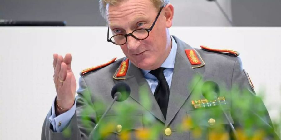 Jürgen-Joachim von Sandrart, Generalmajor des Heeres der Bundeswehr, spricht bei einem Festakt zur Verabschiedung von Soldatinnen und Soldaten in Auslandseinsätze am 24. Mai im Niedersächsischen Landtag. Foto: Christophe Gateau